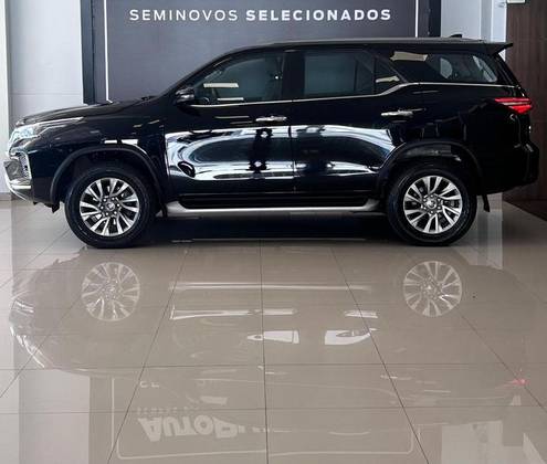 TOYOTA HILUX SW4 2.8 D-4D TURBO DIESEL SRX 7L 4X4 AUTOMÁTICO TOYOTA HILUX SW4 2.8 D-4D TURBO DIESEL SRX 7L 4X4 AUTOMÁTICO